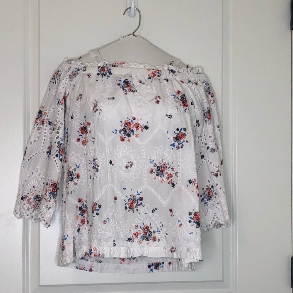 Cold shoulder eyelet tip